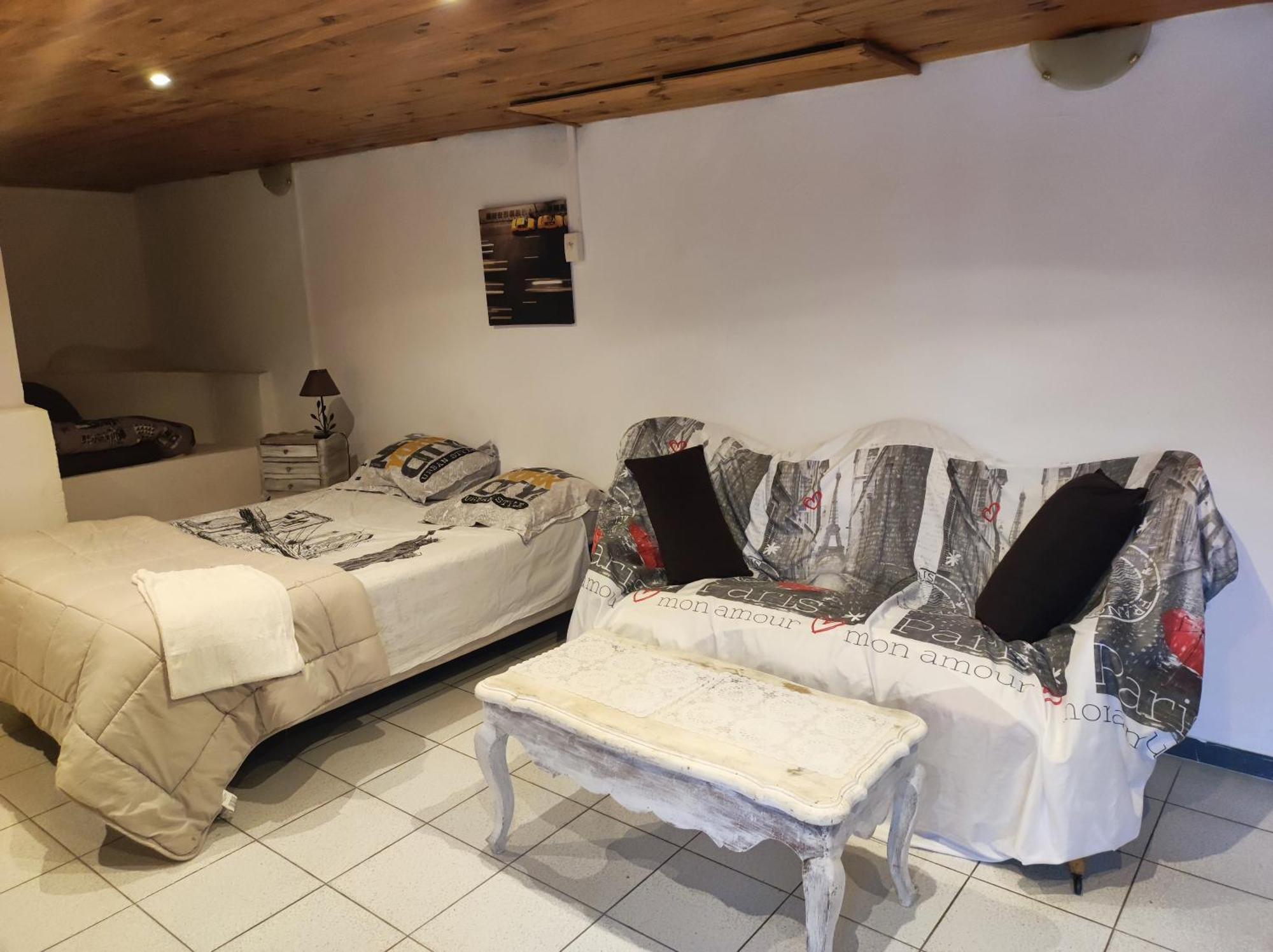 Ingrid Mary Nîmes Quarto foto