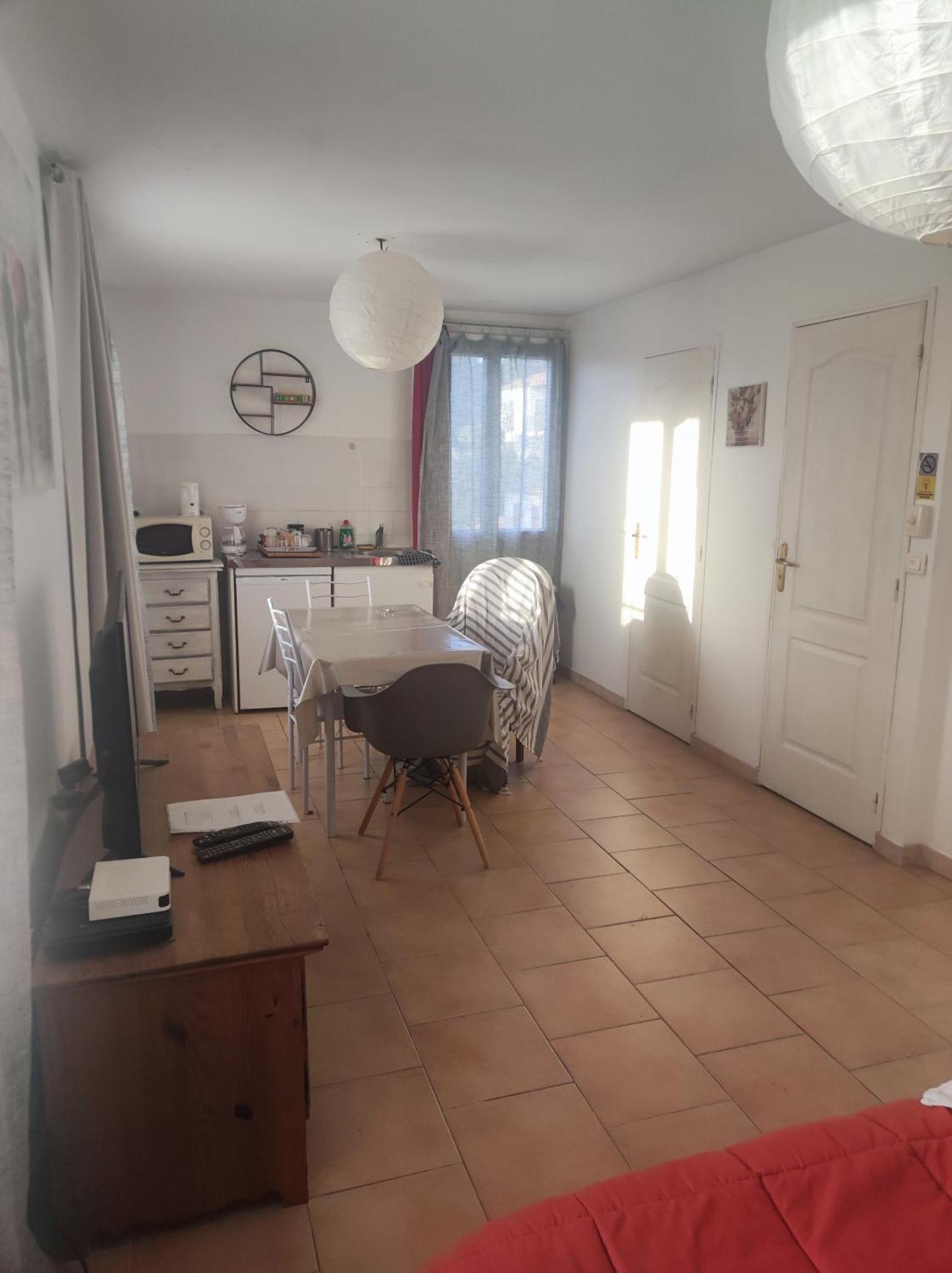 Ingrid Mary Nîmes Quarto foto